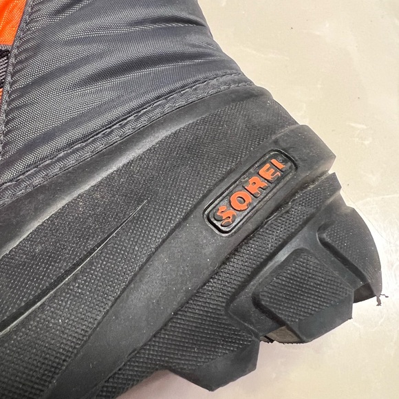 Kids Sorel snow boots in orange and grey. Size 2 - Picture 10 of 11